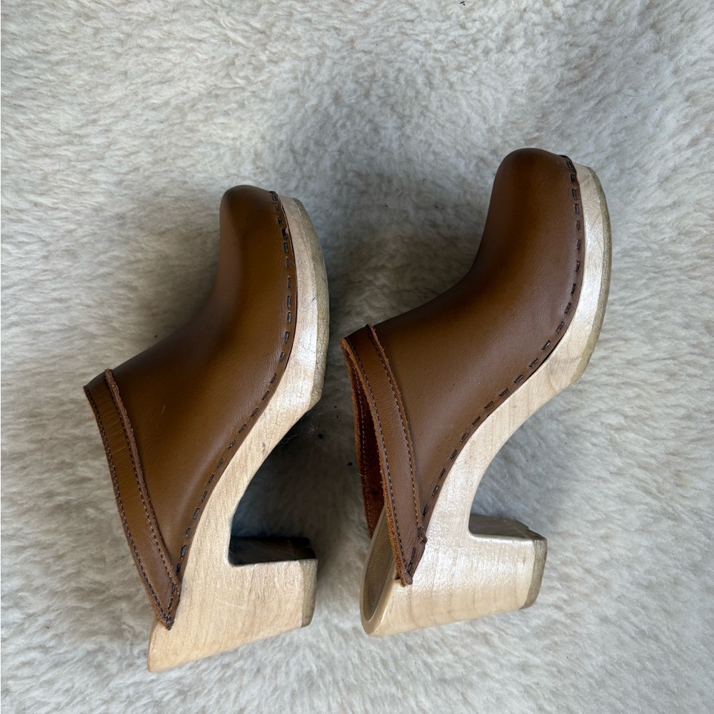 NO.6 Old School Clog High Heel in Tan